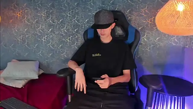 Snapshot of ArthurCox chatting on 11/21/25, 07:34 ArthurCox online show from 11/21/25, 07:34