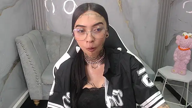 Snapshot of Ashley_Blum_v chatting on 10/17/25, 08:00 Ashley Blum v online show from 10/17/25, 08:00