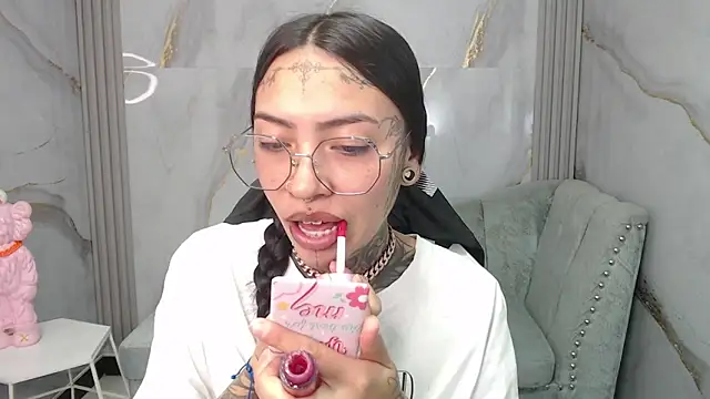 Snapshot of Ashley_Blum_v chatting on 11/12/25, 08:08 Ashley Blum v online show from 11/12/25, 08:08