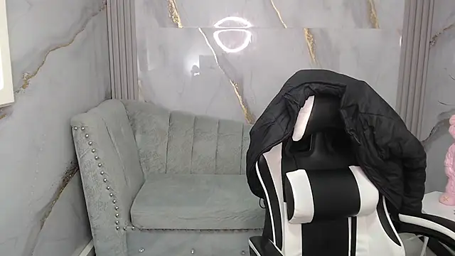 Snapshot of Ashley_Blum_v chatting on 12/13/25, 08:14 Ashley Blum v online show from 12/13/25, 08:14