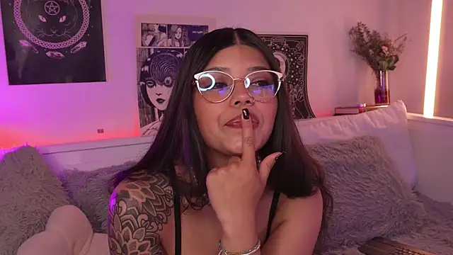 sophieee art online show from 03/20/26, 05:01