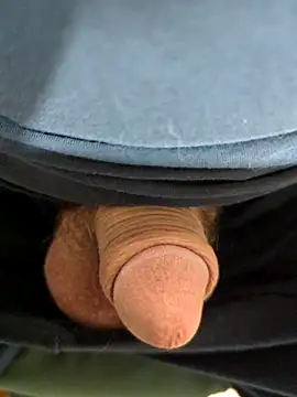 Snapshot of Sweethoneygun chatting on 09/24/25, 03:26 Sweethoneygun online show from 09/24/25, 03:26