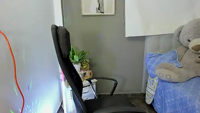 Allison 19   online show from 11/15/25, 04:43