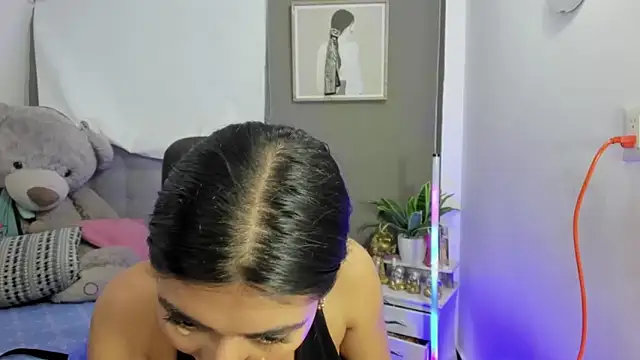 Allison 19   online show from 11/23/25, 12:32