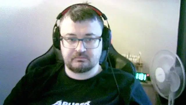 Snapshot of SirAbuser chatting on 11/17/25, 08:31 SirAbuser online show from 11/17/25, 08:31