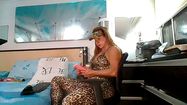 Snapshot of Mirianzapata_1 chatting on 11/18/25, 12:27 Mirianzapata 1 online show from 11/18/25, 12:27