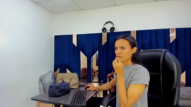 Aisha hotts777 online show from 05/22/26, 08:47