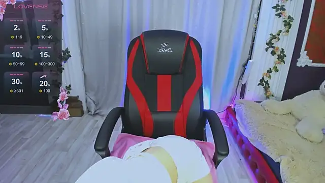 Snapshot of Lunar_Lily chatting on 10/12/25, 05:28 Lunar Lily online show from 10/12/25, 05:28