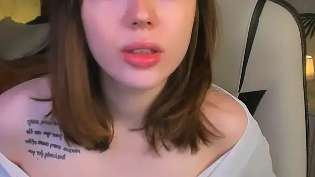 Snapshot of Lunar_Lily chatting on 12/20/25, 05:47 Lunar Lily online show from 12/20/25, 05:47