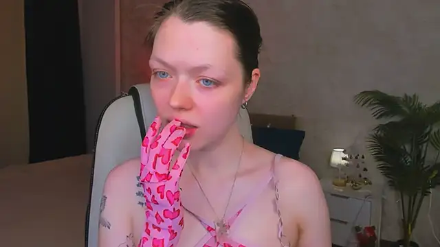 Snapshot of Lunar_Lily chatting on 01/14/26, 05:46 Lunar Lily online show from 01/14/26, 05:46