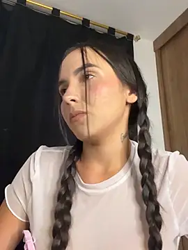 Snapshot of Scarlett05 chatting on 11/20/25, 01:17 Scarlett05 online show from 11/20/25, 01:17