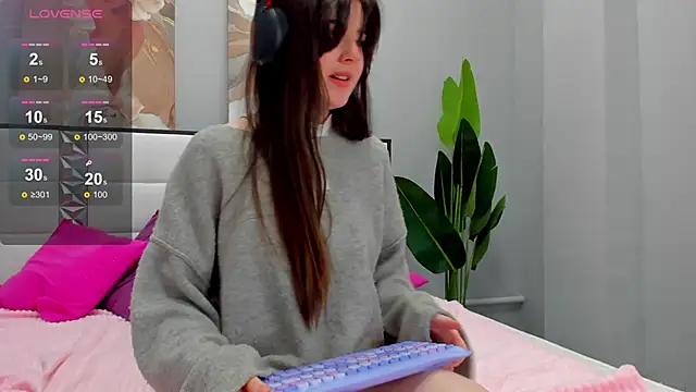 Snapshot of CloveDia chatting on 10/05/25, 05:06 CloveDia online show from 10/05/25, 05:06