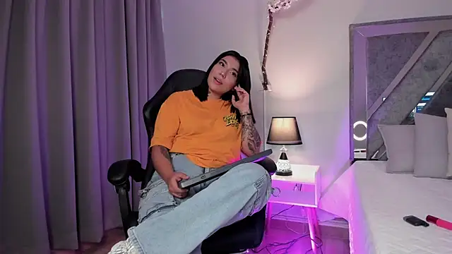 Snapshot of emy_williams chatting on 10/18/25, 07:36 emy williams online show from 10/18/25, 07:36