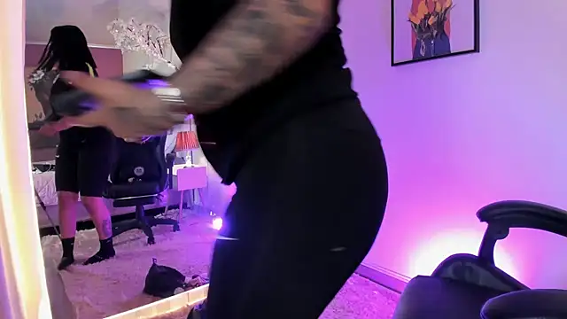 Snapshot of emy_williams chatting on 10/26/25, 02:45 emy williams online show from 10/26/25, 02:45