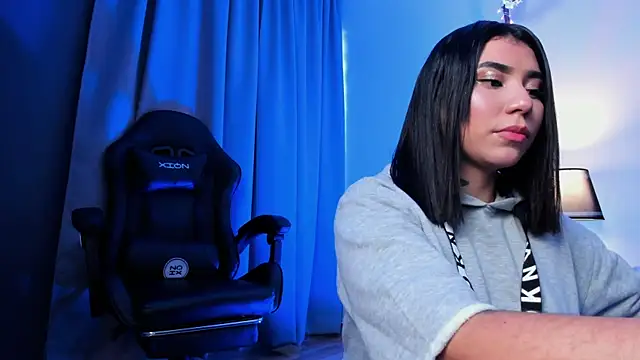 Snapshot of emy_williams chatting on 10/30/25, 07:03 emy williams online show from 10/30/25, 07:03