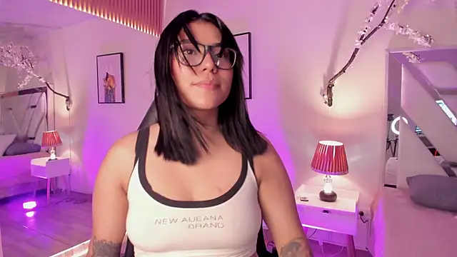 Snapshot of emy_williams chatting on 12/15/25, 08:13 emy williams online show from 12/15/25, 08:13