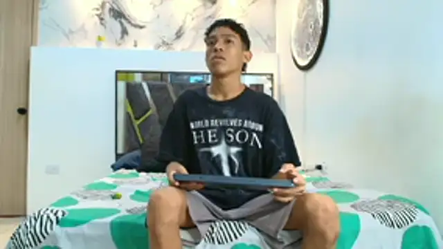 BEAUTY BOYS1 online show from 10/24/25, 07:05