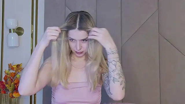 Snapshot of Touch_me chatting on 11/23/25, 04:29 Touch me online show from 11/23/25, 04:29