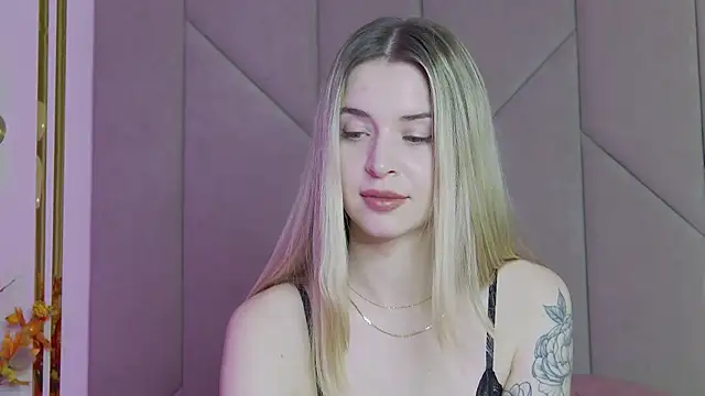 Snapshot of Touch_me chatting on 11/30/25, 04:00 Touch me online show from 11/30/25, 04:00