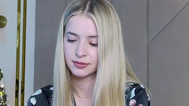 Snapshot of Touch_me chatting on 12/05/25, 04:47 Touch me online show from 12/05/25, 04:47