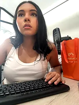 Snapshot of AlinnaRosee_ chatting on 12/02/25, 04:35 AlinnaRosee online show from 12/02/25, 04:35