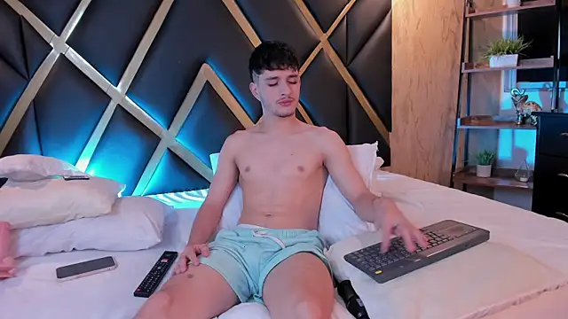 Snapshot of LiamMuller chatting on 10/21/25, 12:06 LiamMuller online show from 10/21/25, 12:06