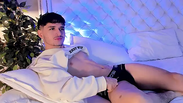 Snapshot of LiamMuller chatting on 11/21/25, 12:04 LiamMuller online show from 11/21/25, 12:04