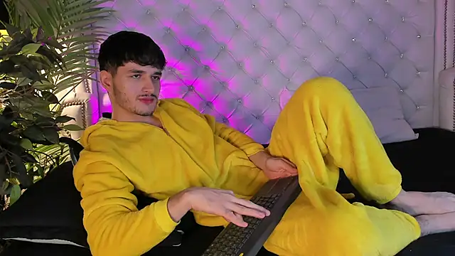 Snapshot of LiamMuller chatting on 12/03/25, 12:25 LiamMuller online show from 12/03/25, 12:25