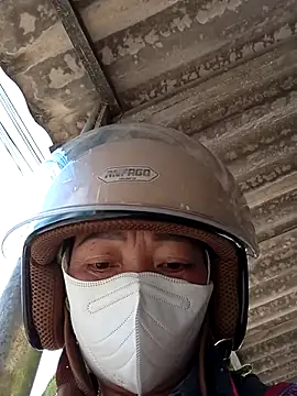 Snapshot of _Helala_ chatting on 10/05/25, 02:43 Helala online show from 10/05/25, 02:43