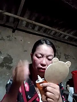 Snapshot of _Helala_ chatting on 10/18/25, 01:34 Helala online show from 10/18/25, 01:34