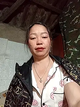 Snapshot of _Helala_ chatting on 11/11/25, 03:34 Helala online show from 11/11/25, 03:34