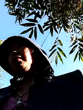 Snapshot of _Helala_ chatting on 11/30/25, 07:45 Helala online show from 11/30/25, 07:45