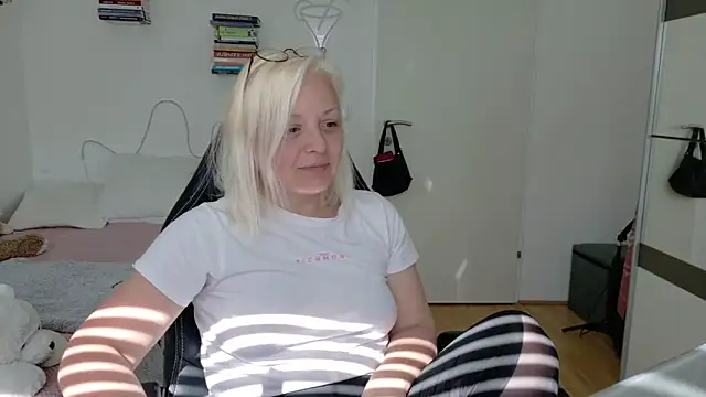 Linsy Kim online show from 04/23/26, 01:24