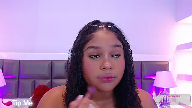 Snapshot of LennaEvans chatting on 11/26/25, 11:00 LennaEvans online show from 11/26/25, 11:00