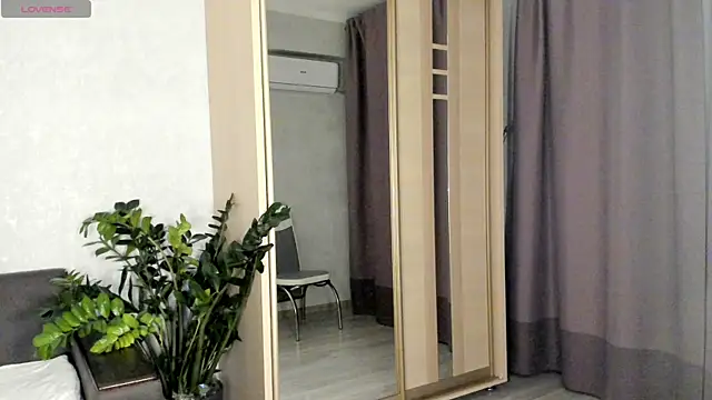 SaraShine  online show from 10/27/25, 08:57