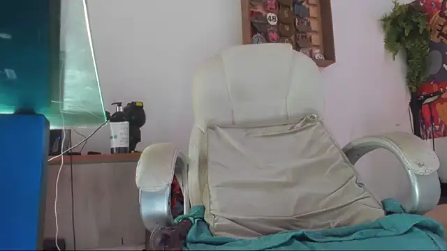 mila dash online show from 10/15/25, 01:22