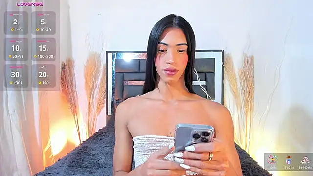 REINA ADAHARA online show from 11/13/25, 11:20