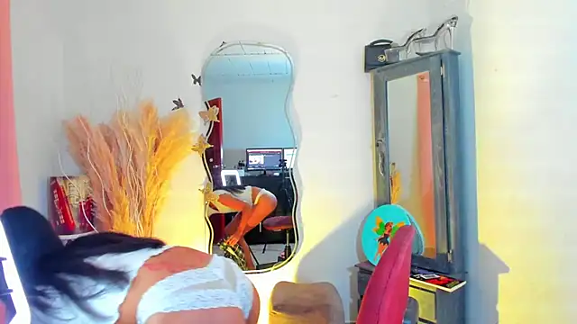 REINA ADAHARA online show from 12/17/25, 11:05