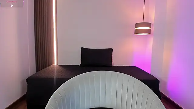 Snapshot of luvely chatting on 12/19/25, 10:39 luvely online show from 12/19/25, 10:39