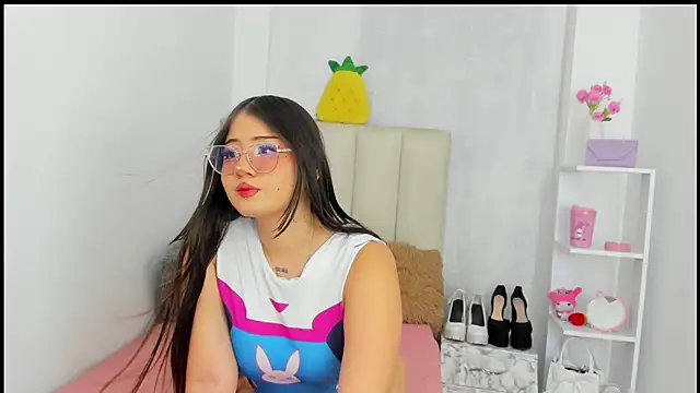 Snapshot of ImSofia222_ chatting on 11/13/25, 05:28 ImSofia222 online show from 11/13/25, 05:28