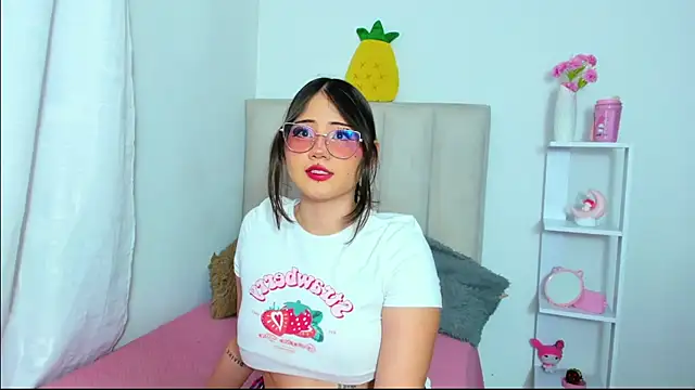 Snapshot of ImSofia222_ chatting on 11/21/25, 07:18 ImSofia222 online show from 11/21/25, 07:18