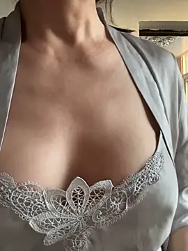 Snapshot of xiiuuff18 chatting on 09/12/25, 10:32 xiiuuff18 online show from 09/12/25, 10:32