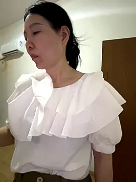 Snapshot of xiiuuff18 chatting on 09/30/25, 11:48 xiiuuff18 online show from 09/30/25, 11:48