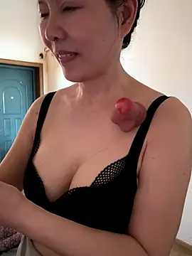 Snapshot of xiiuuff18 chatting on 10/11/25, 12:32 xiiuuff18 online show from 10/11/25, 12:32