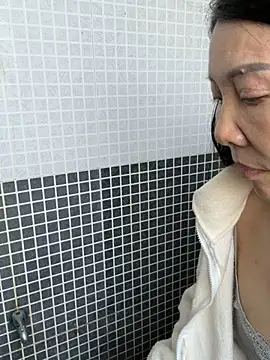 Snapshot of xiiuuff18 chatting on 10/24/25, 01:35 xiiuuff18 online show from 10/24/25, 01:35