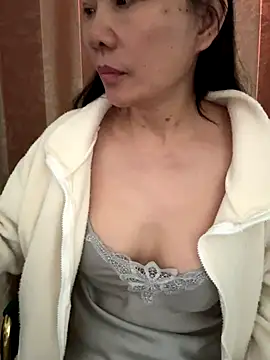 Snapshot of xiiuuff18 chatting on 11/01/25, 12:12 xiiuuff18 online show from 11/01/25, 12:12