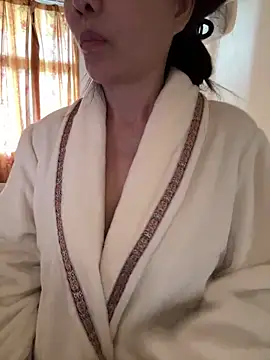 Snapshot of xiiuuff18 chatting on 11/22/25, 02:10 xiiuuff18 online show from 11/22/25, 02:10