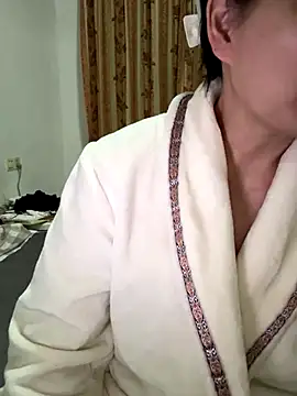 Snapshot of xiiuuff18 chatting on 11/24/25, 11:32 xiiuuff18 online show from 11/24/25, 11:32