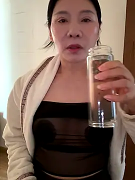 Snapshot of xiiuuff18 chatting on 11/27/25, 12:02 xiiuuff18 online show from 11/27/25, 12:02