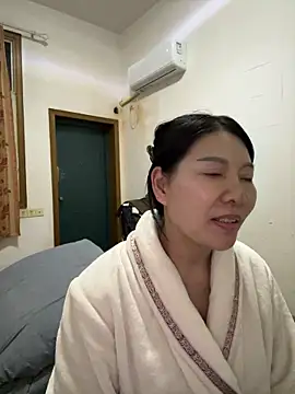 Snapshot of xiiuuff18 chatting on 11/30/25, 12:42 xiiuuff18 online show from 11/30/25, 12:42